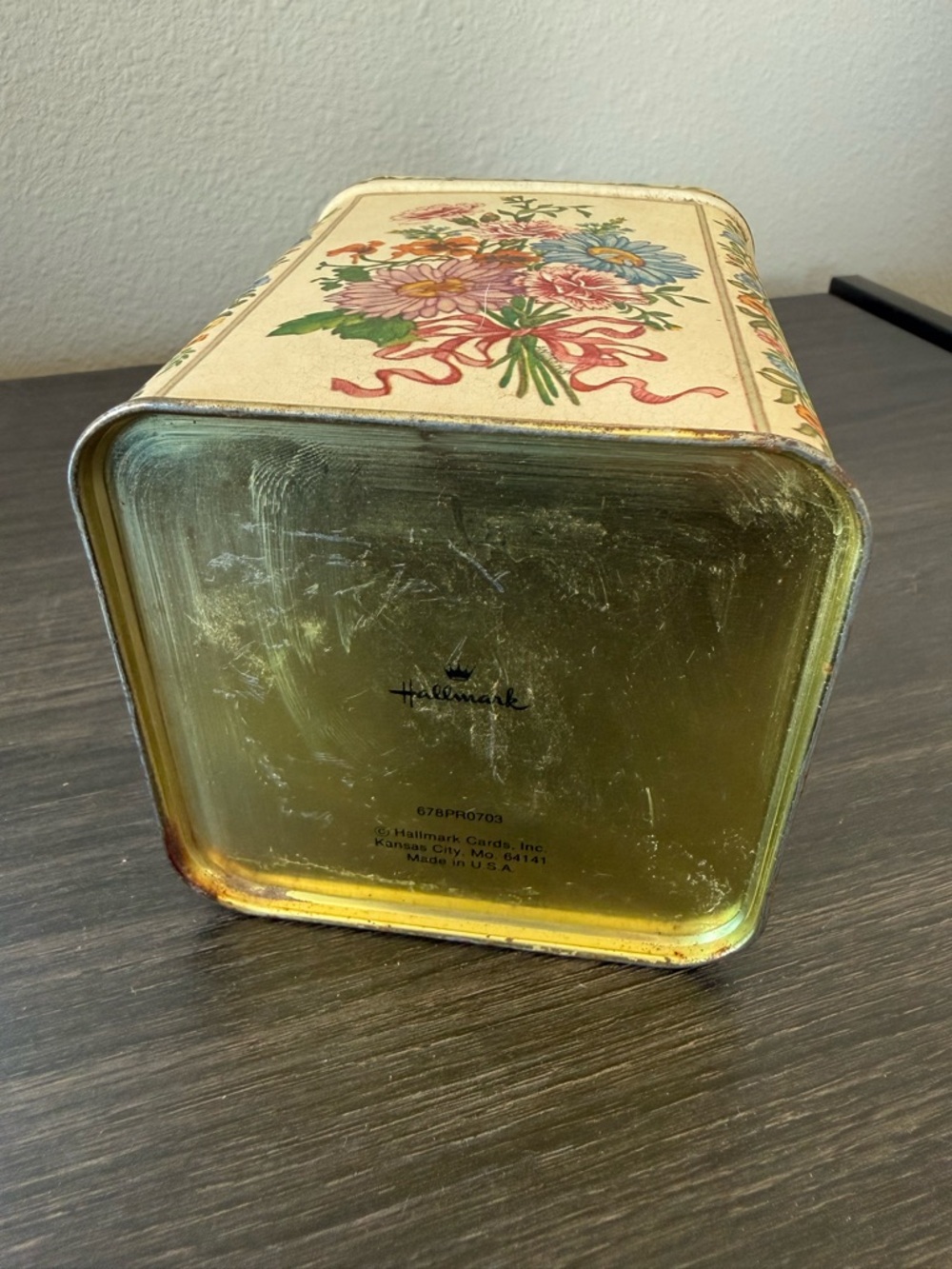 Vintage Hallmark Flower Rusty Tin box with lid - Picture 4 of 7